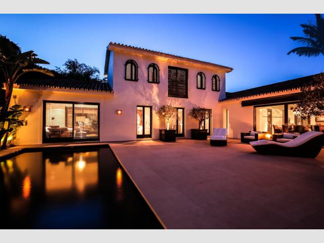 Zrekonstruovaná luxusní vila u pláže a golfových hřištích v Marbella East, Španělsko