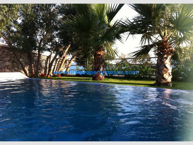 Seafront Luxury Villa With Swimming Pool Near Trogir