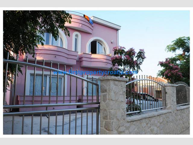 Six Bedroom House Near Zadar