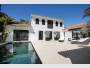 Zrekonstruovaná luxusní vila u pláže a golfových hřištích v Marbella East, Španělsko